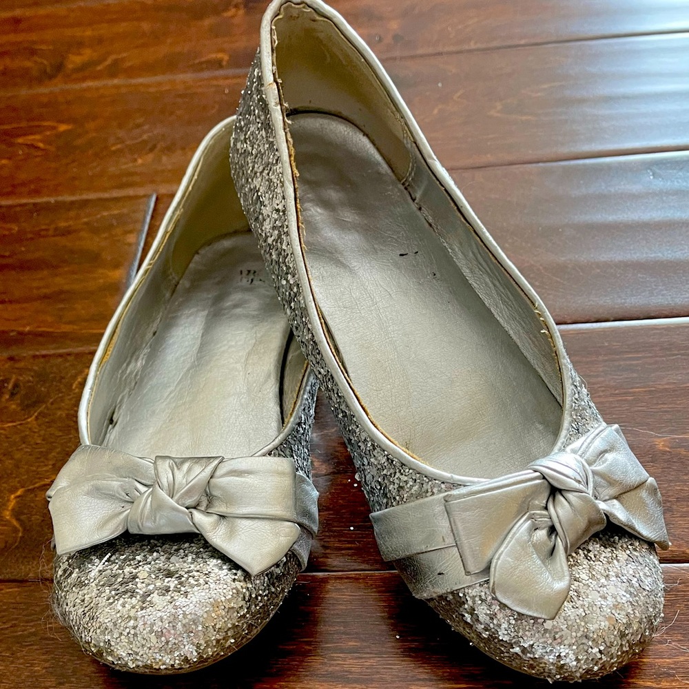 SILVER SPARKLY FLATS WITH BOW SIZE 5